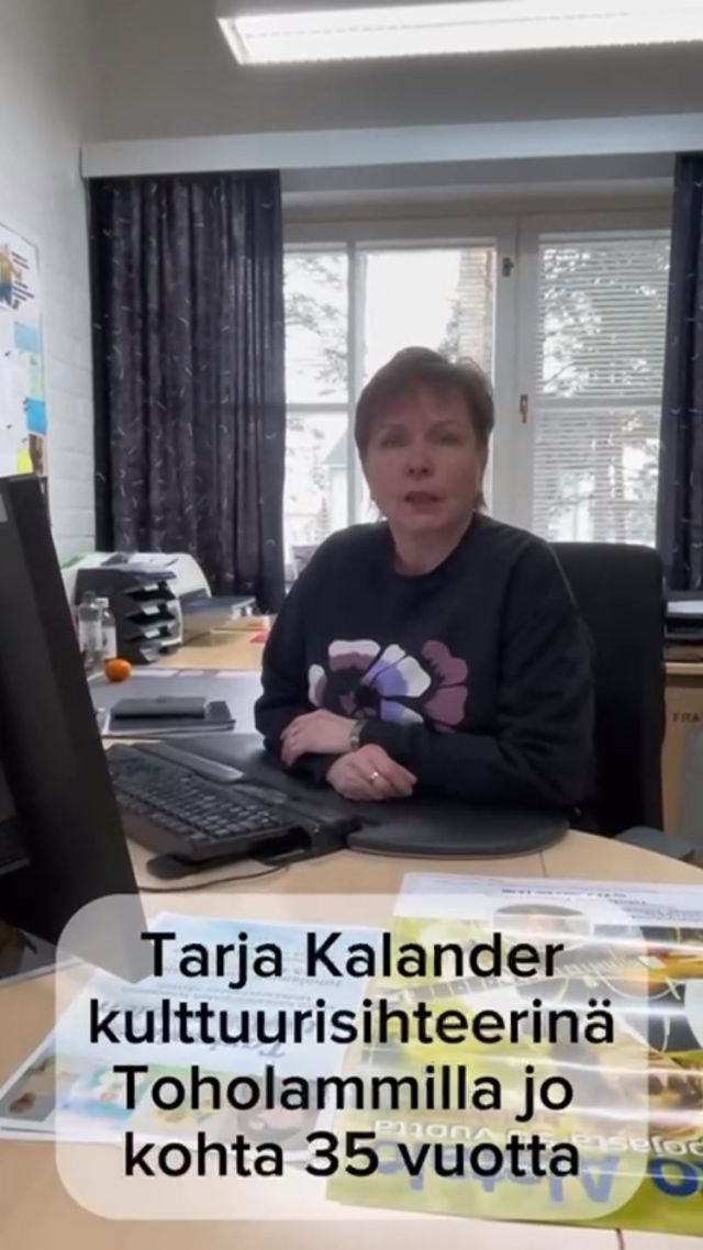 Videolla on esittelyssä Toholammin kunnan kulttuuripalveluista vastaava kulttuurisihteerimme Tarja Kalander!

💡 Tarja on luotsannut Toholammin kunnan kulttuurielämää työkseen jo lähes 35 vuotta. Tarjan työhön kuuluu erilaisten kulttuuritapahtumien järjestäminen ja niiden markkinointi. Lisäksi Tarja tekee läheistä yhteistyötä ja tapahtumatuotantoa lukuisten paikallisten yhdistysten kanssa sekä kansalaisopiston ja konservatorion kanssa.

💡 Tarja vastaa Toholammin kulttuurisalin toiminnasta, huolehtii kansallisten juhlapäivien kuten itsenäisyyspäivän juhlallisuudet ja ohjelmat sekä hoitaa kunnan myöntämien kulttuuriavustusten valmistelut.

💡 Tarjan puoleen käännytään mitä moninaisimmissa asioissa. Hän hoitelee suvereenisti kunnantalon tilavarauksia, toimii linkkinä eri toimijoiden välillä, järjestää näyttelyitä  sekä huolehtii siitä, että tapahtumissa asiat sujuvat mallikkaasti.

📚 Työnsä ohessa Tarja on hankkinut kirjastovirkailijan pätevyyden, ja hänet tavoittaa kirjaston asiakaspalvelusta noin yhtenä päivänä viikossa!
 
🎶 Toholammin kulttuurisali on tunnettu sekä maakunnassa että artistien keskuudessa kovatasoisena konsertti- ja tapahtumasalina. Salissa esitetään myös säännöllisesti tuoreimpia elokuvia. Kulttuurisalin tapahtumiin osallistuu vuosittain noin 6 000 kävijää - tämä on paljon 2 800 asukkaan kunnassa!

#kulttuurisihteeri #kulttuuripalvelut #henkilöstöesittely #toholamminkunta #toholampi #luonnollinenkotilaakso